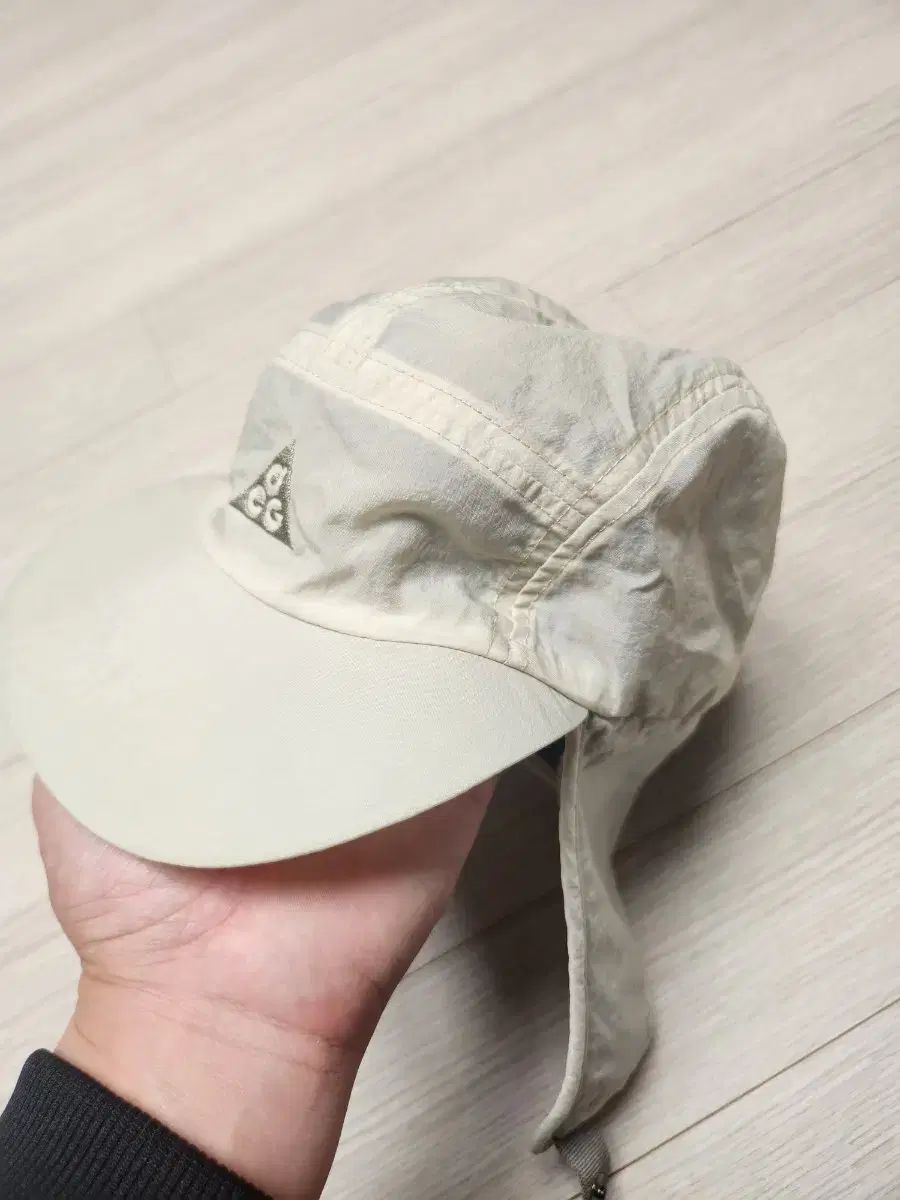 ナイキ ACG 耳あてキャップ 帽子 アイボリー