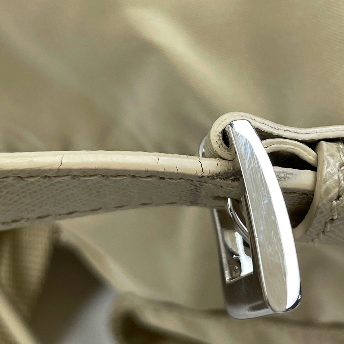 PRADA ロゴプレート