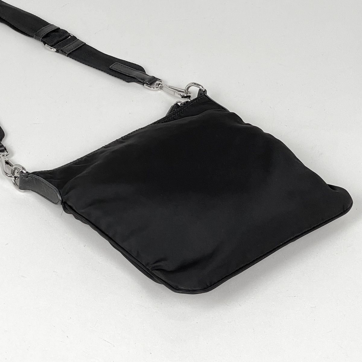 プラダ PRADA ロゴプレート ショルダーバッグ 斜め掛け ショルダーバッグ ナイロン ネロ ブラック レディース