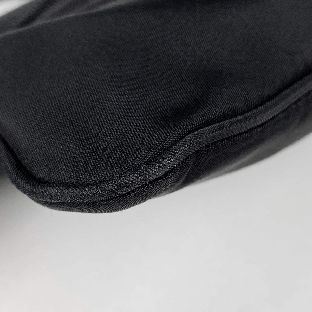 ロゴプレート ショルダーバッグ