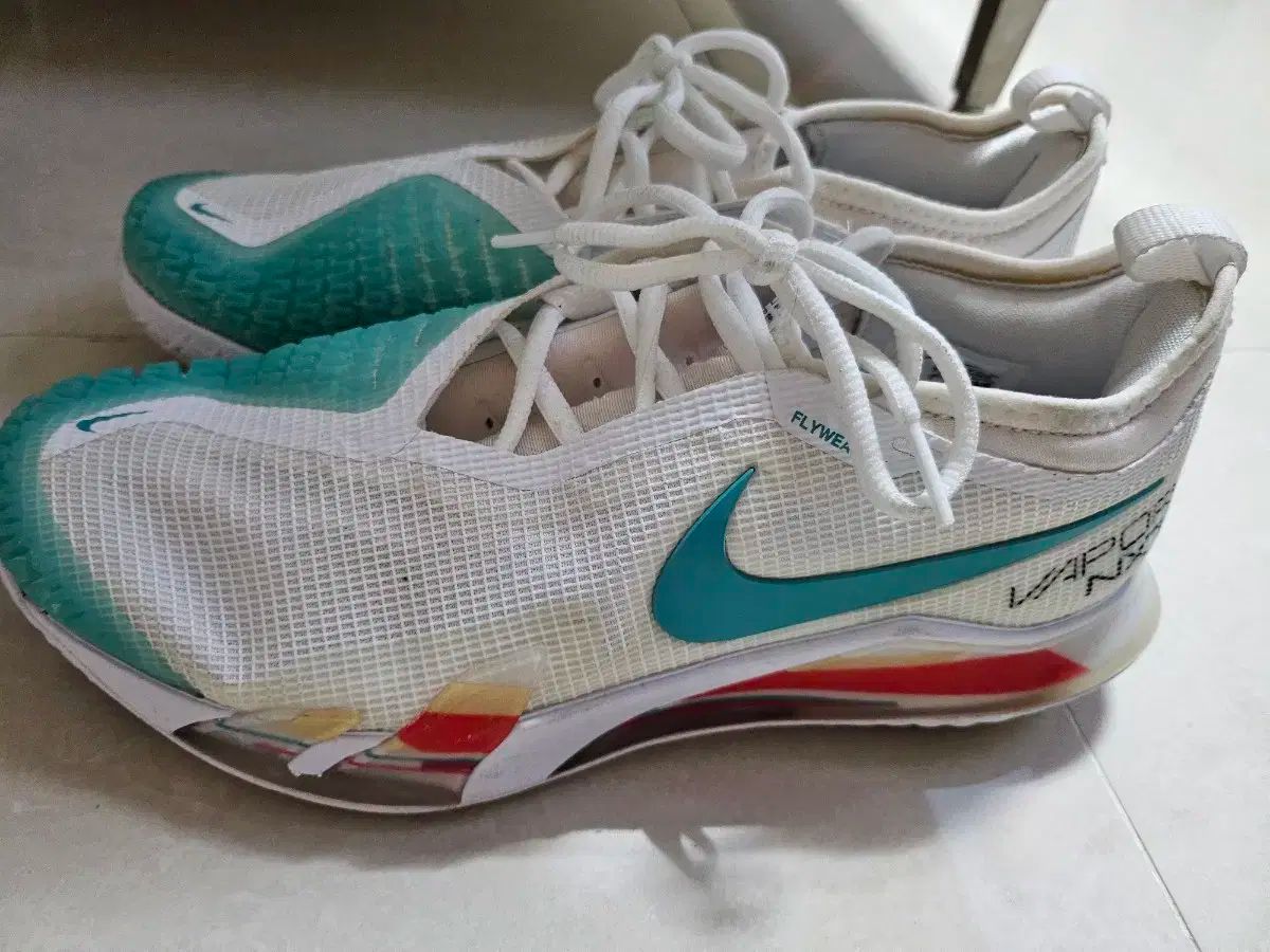 テニスシューズ