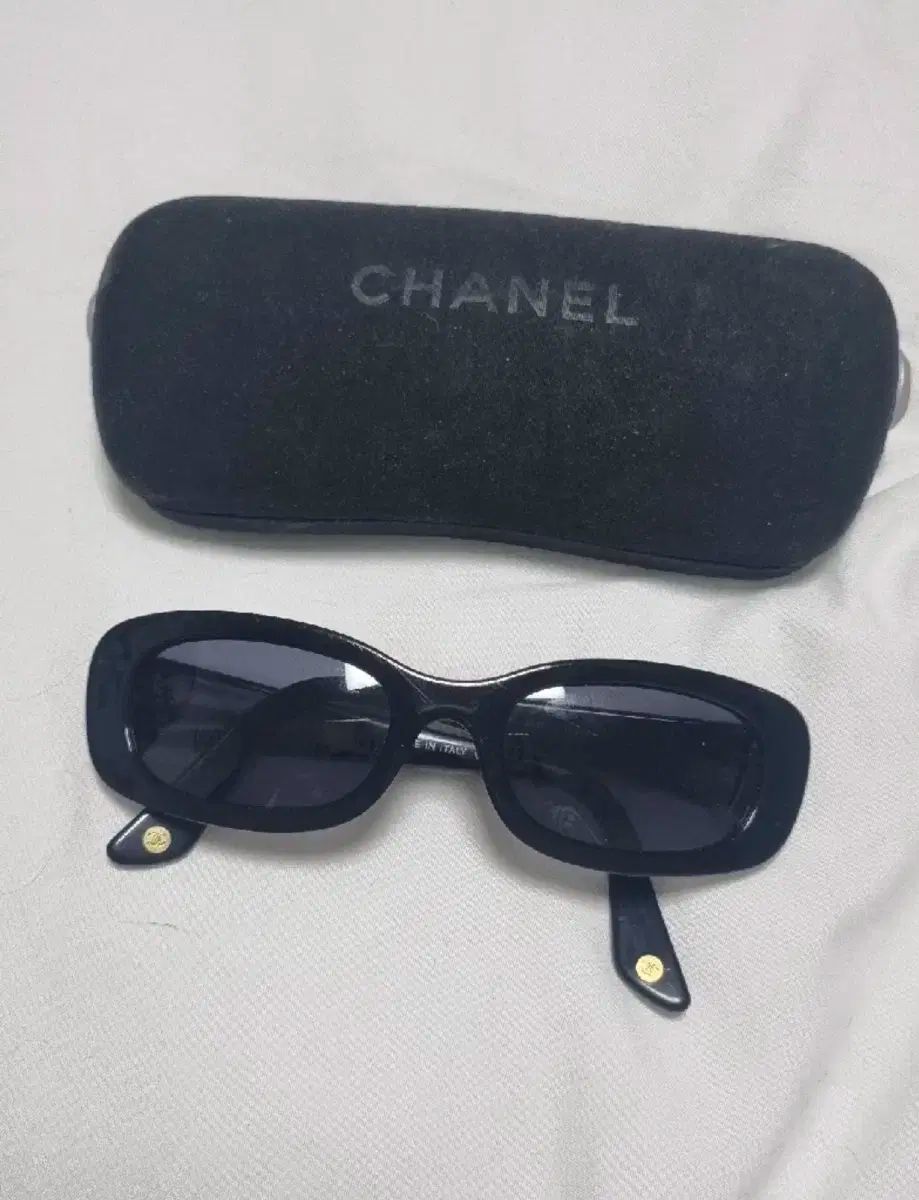 シャネル ブラック サングラス ケース ジェニ