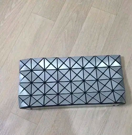 BAO BAO ISSEY MIYAKE バオバオイッセイミヤケ シルバー クロスバック
