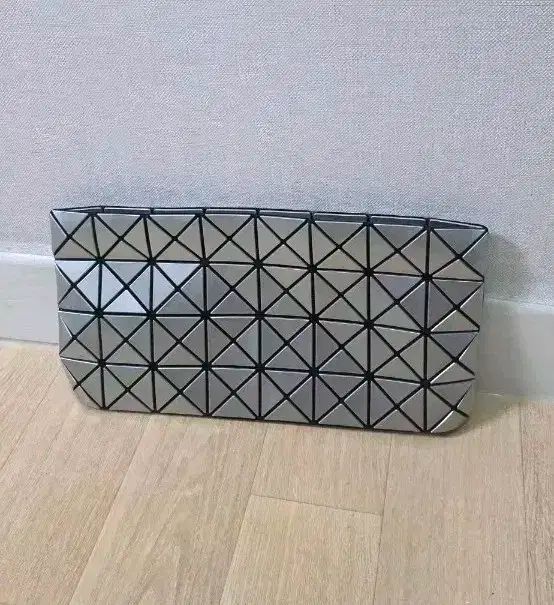 BAO BAO ISSEY MIYAKE バオバオイッセイミヤケ シルバー クロスバック