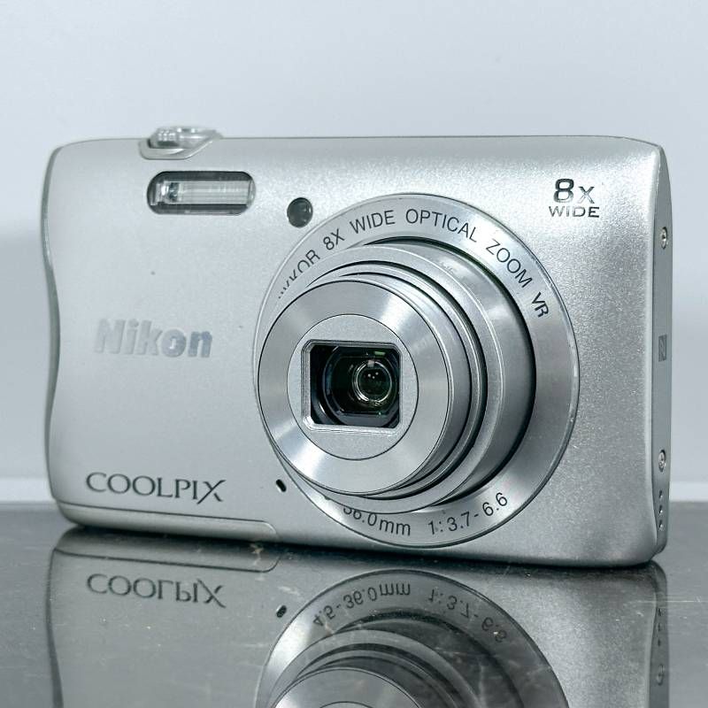 Nikon COOLPIX S3700 シルバー コンデジ Wi-Fi NFC搭載 光学8倍ズーム 2005万画素 HD動画 手ブレ補正 動作 済み