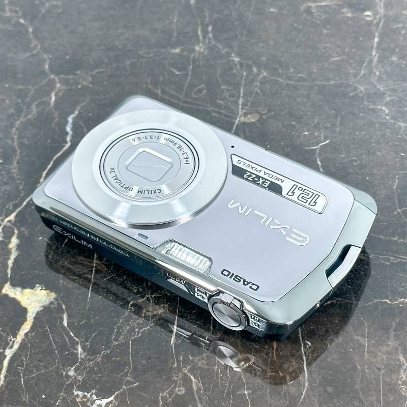 シルバー コンデジ