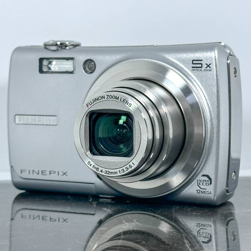 Fujifilm FinePix F100fd コンデジ デジカメ 1200万画素 光学5倍ズーム 手ブレ補正 CCD 高画質モデル 動作 済み