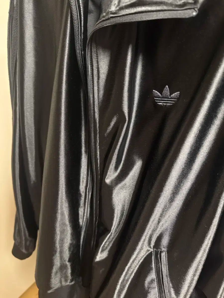 アディダス Q3 オーバーサイズ ブラック トラックジャージ