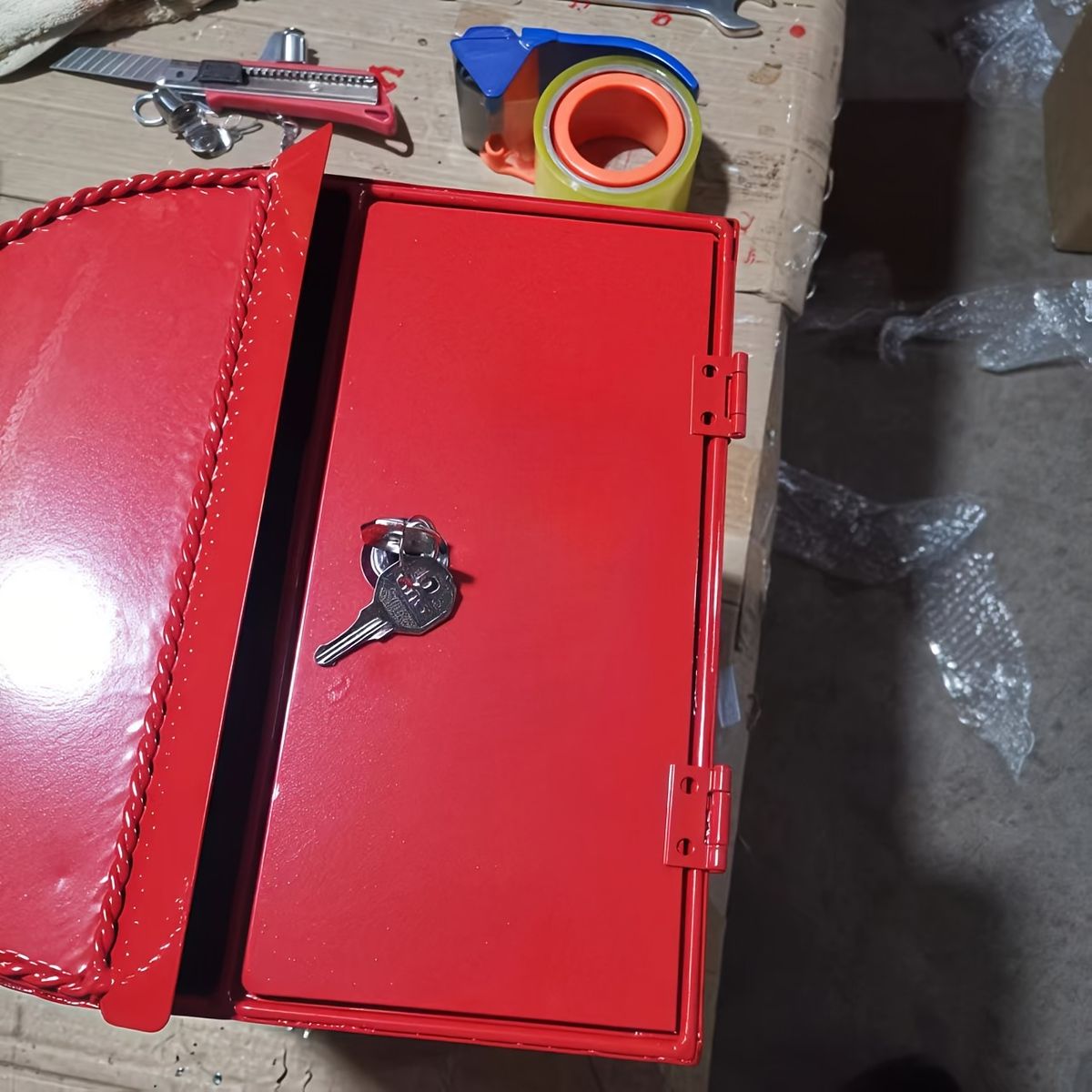 レトロな風合い 鋳鉄製メールボックス 鍵付き 自立式 郵便ポスト 赤色 エクステリア おしゃれ 玄関 庭 ガーデン 郵便受け 新聞受け ヴィンテージ調