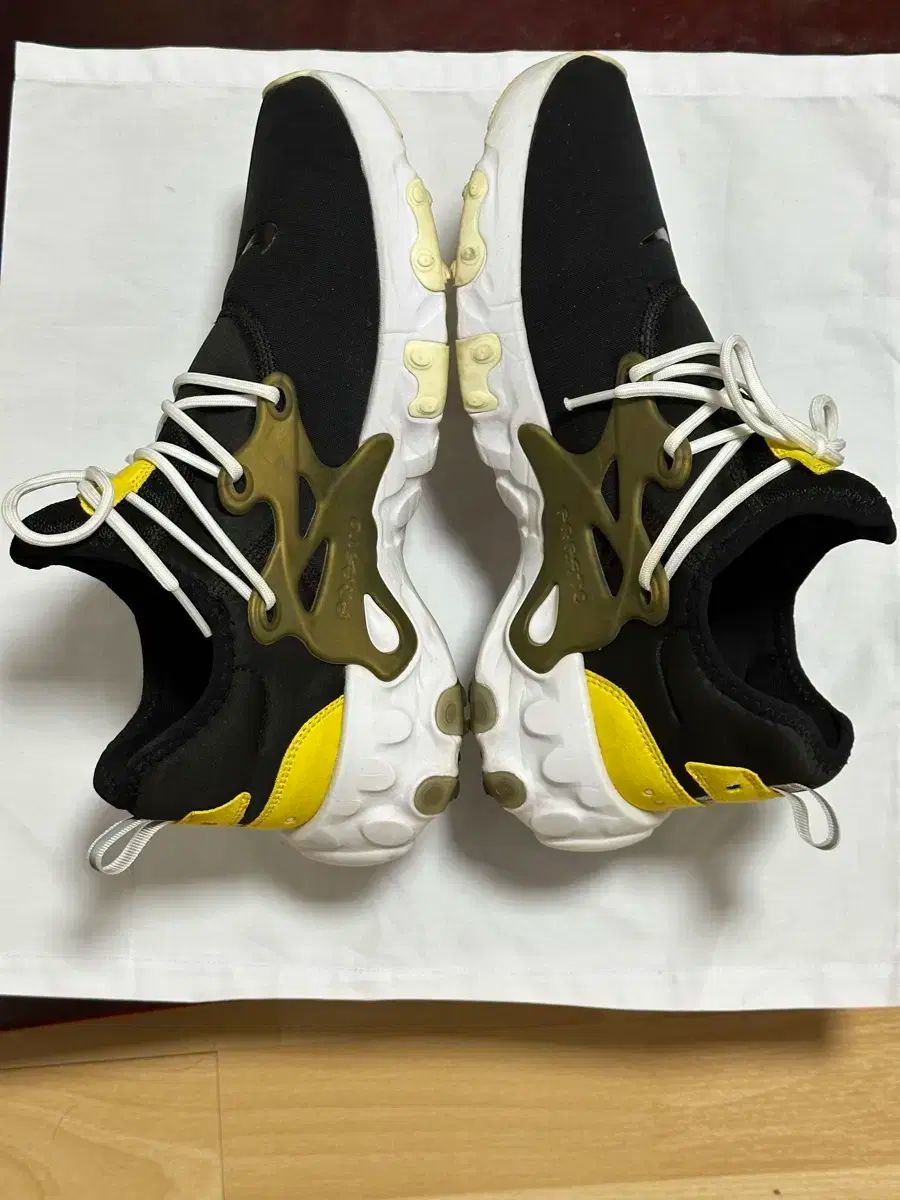 ナイキ プレスト リアクト ブラック イェロー スニーカー