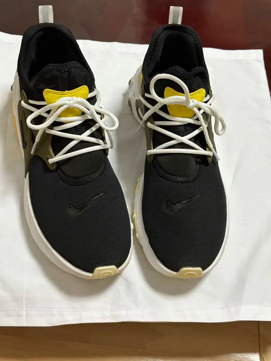 ナイキ プレスト リアクト ブラック イェロー スニーカー