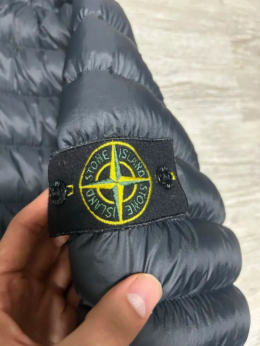 ストーンアイランド 軽量ダウン ブラック L