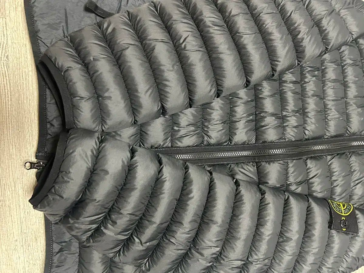 ストーンアイランド 軽量ダウン