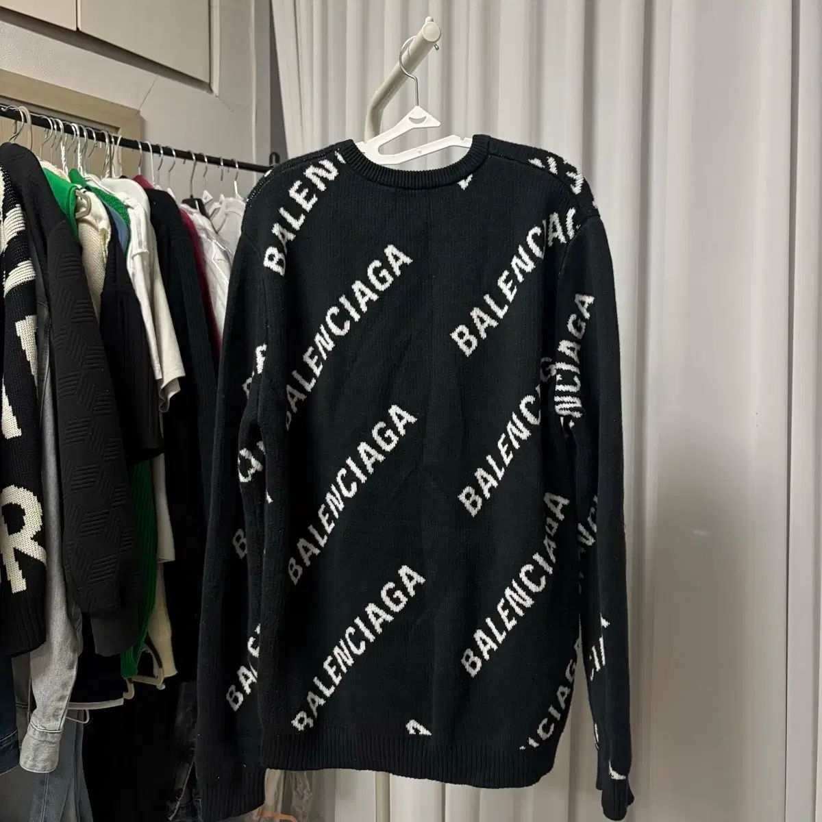 105 バレンシアガ マルチロゴ ニット
