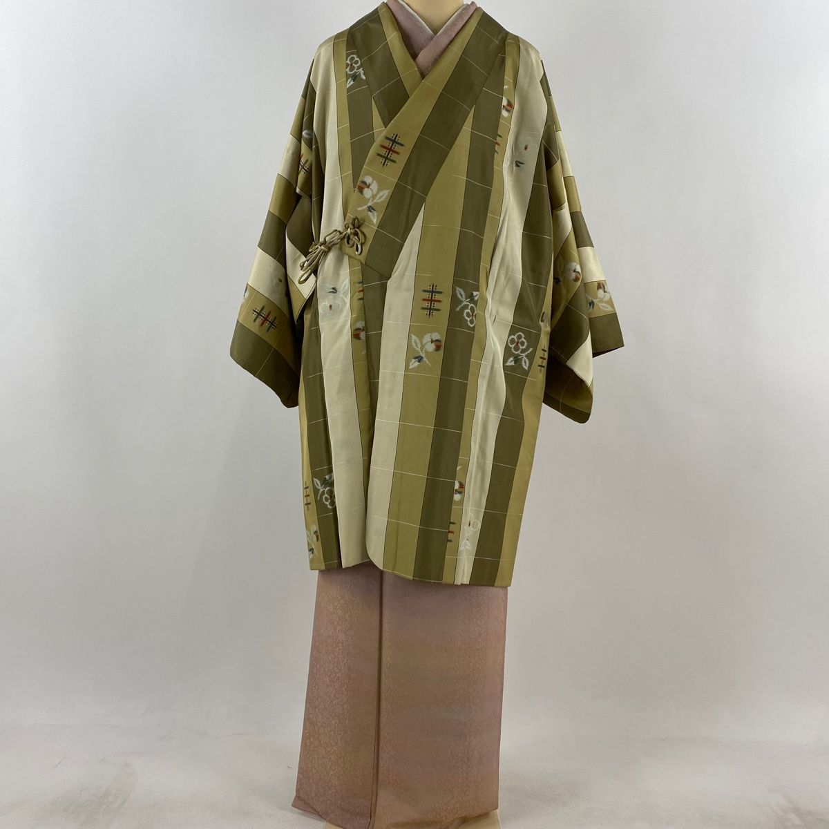 道中着 身丈97.5cm 裄丈67.5cm L 和装コート 紬地 着物衿 草花 幾何学模様 鶯色 正絹 秀品