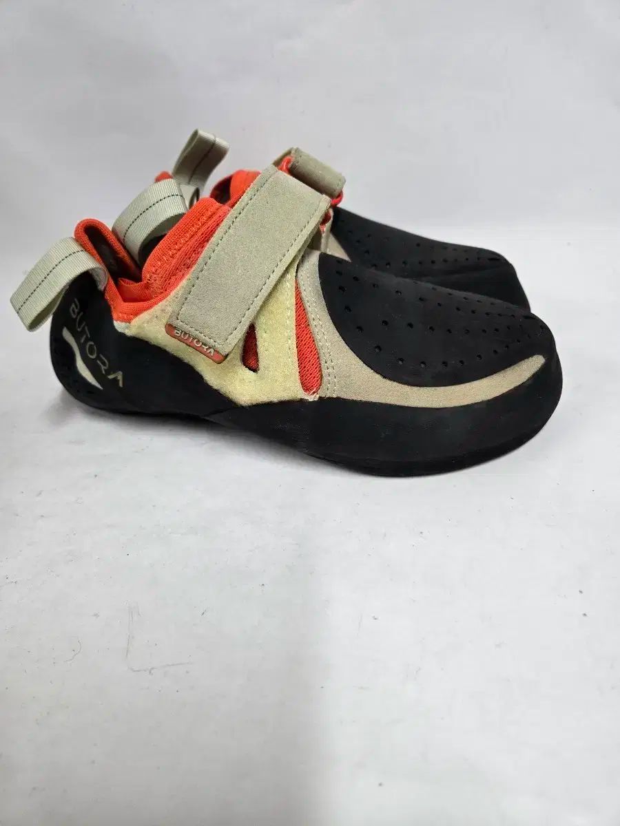 ブトラ アークス コンプ クライミングシューズ ブラック オレンジ EUR40