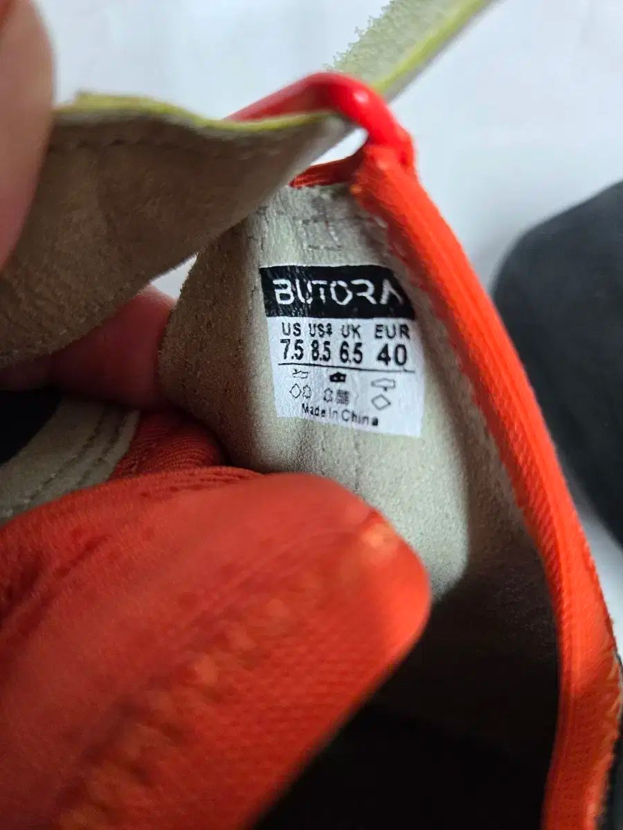 ブトラ アークス コンプ クライミングシューズ ブラック オレンジ EUR 40 グローブ ハット