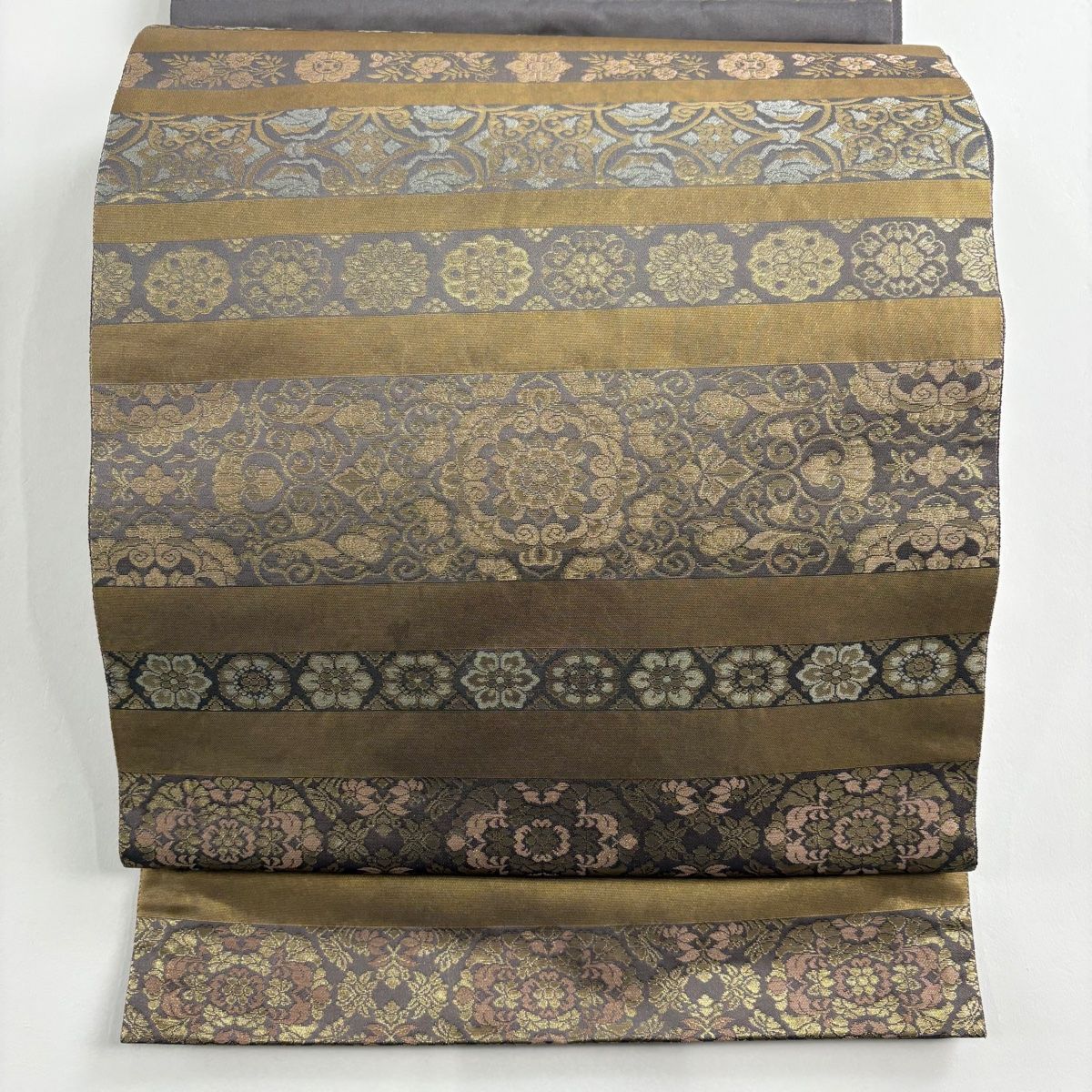 袋帯 箔屋清兵衛 落款 明日香間道 華文 草花 本金箔 灰紫 お太鼓柄 正絹