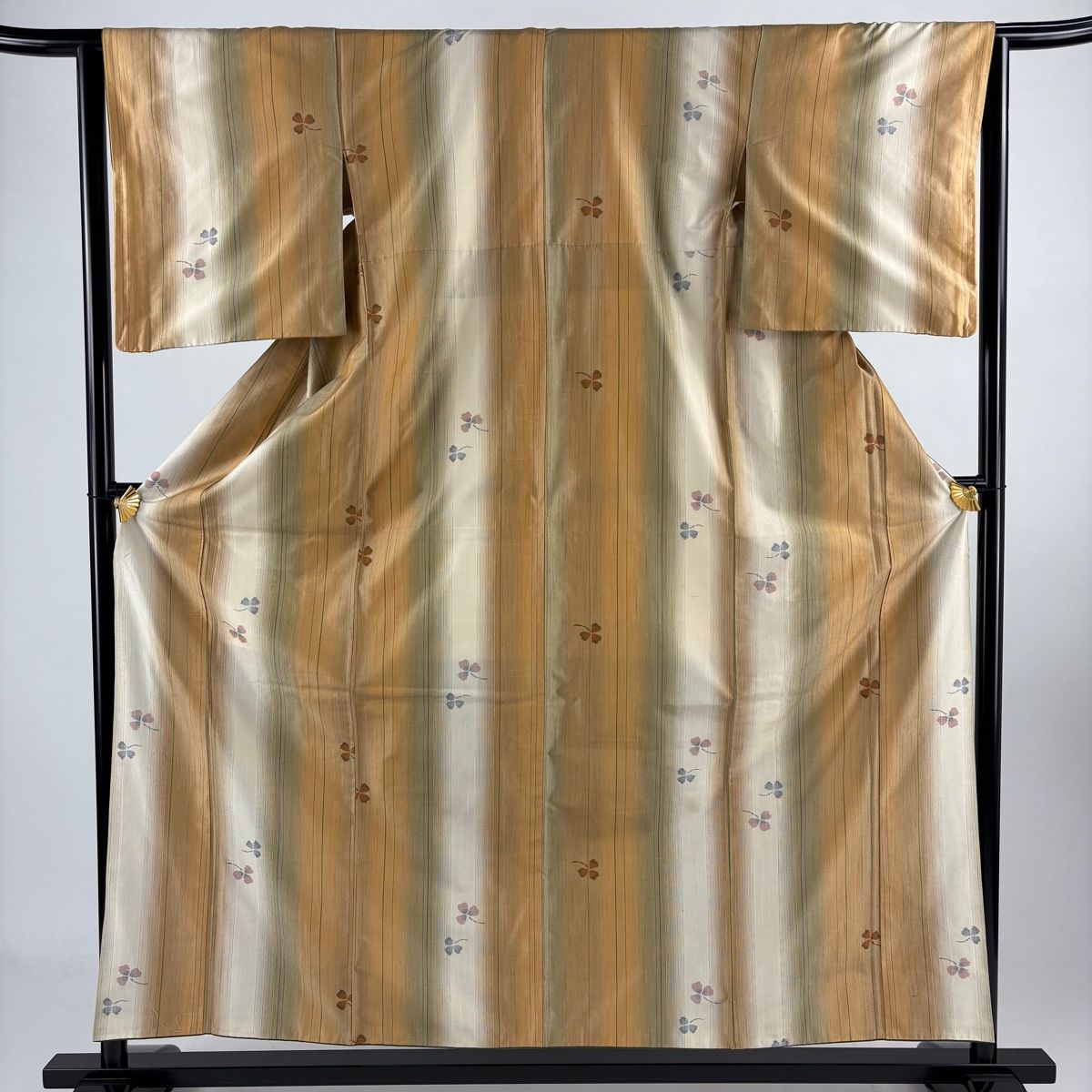 紬 身丈157cm 裄丈63.5cm S 袷 縦縞 三つ葉 黄土色 正絹 秀品