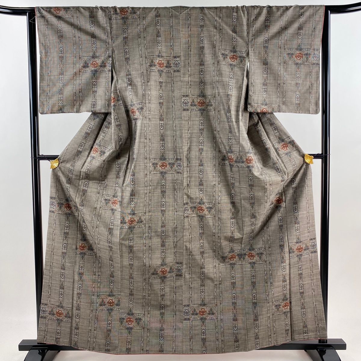 紬 身丈162.5cm 裄丈64cm M 袷 縞 草花 灰茶 正絹 秀品