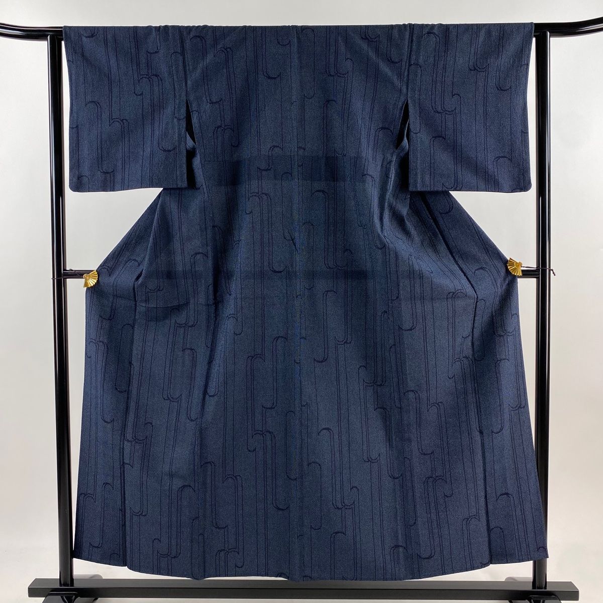 紬 身丈155.5cm 裄丈63cm S 単衣 幾何学模様 亀甲絣 紺色 正絹 秀品