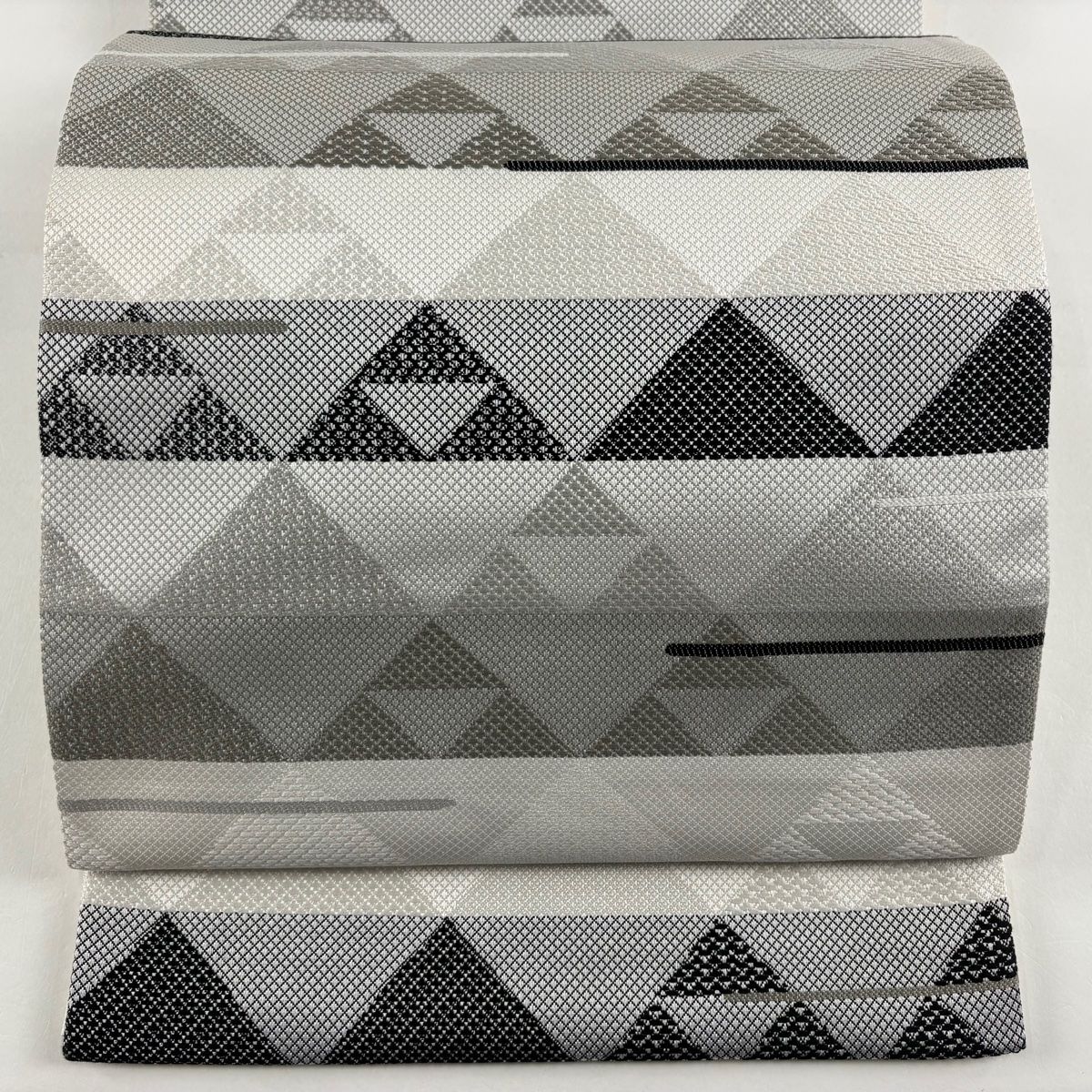 袋帯 落款 秀紀 泥草木染全通織 段縞 鱗 灰色 全通 正絹