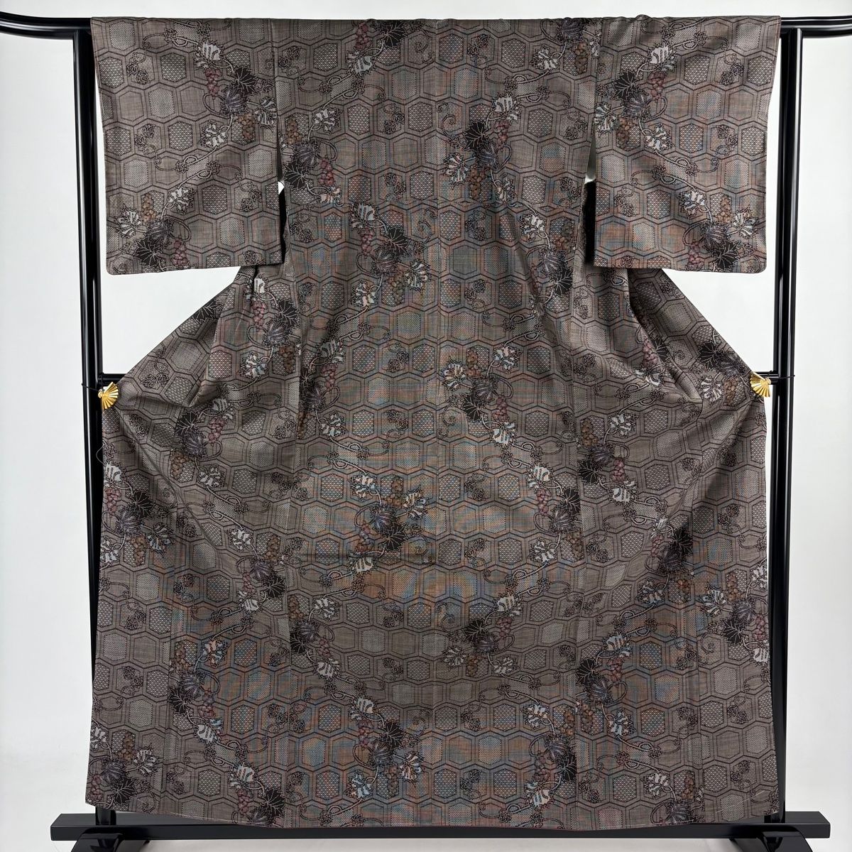 紬 身丈161.5cm 裄丈62.5cm S 袷 葡萄 亀甲 焦茶色 正絹 秀品