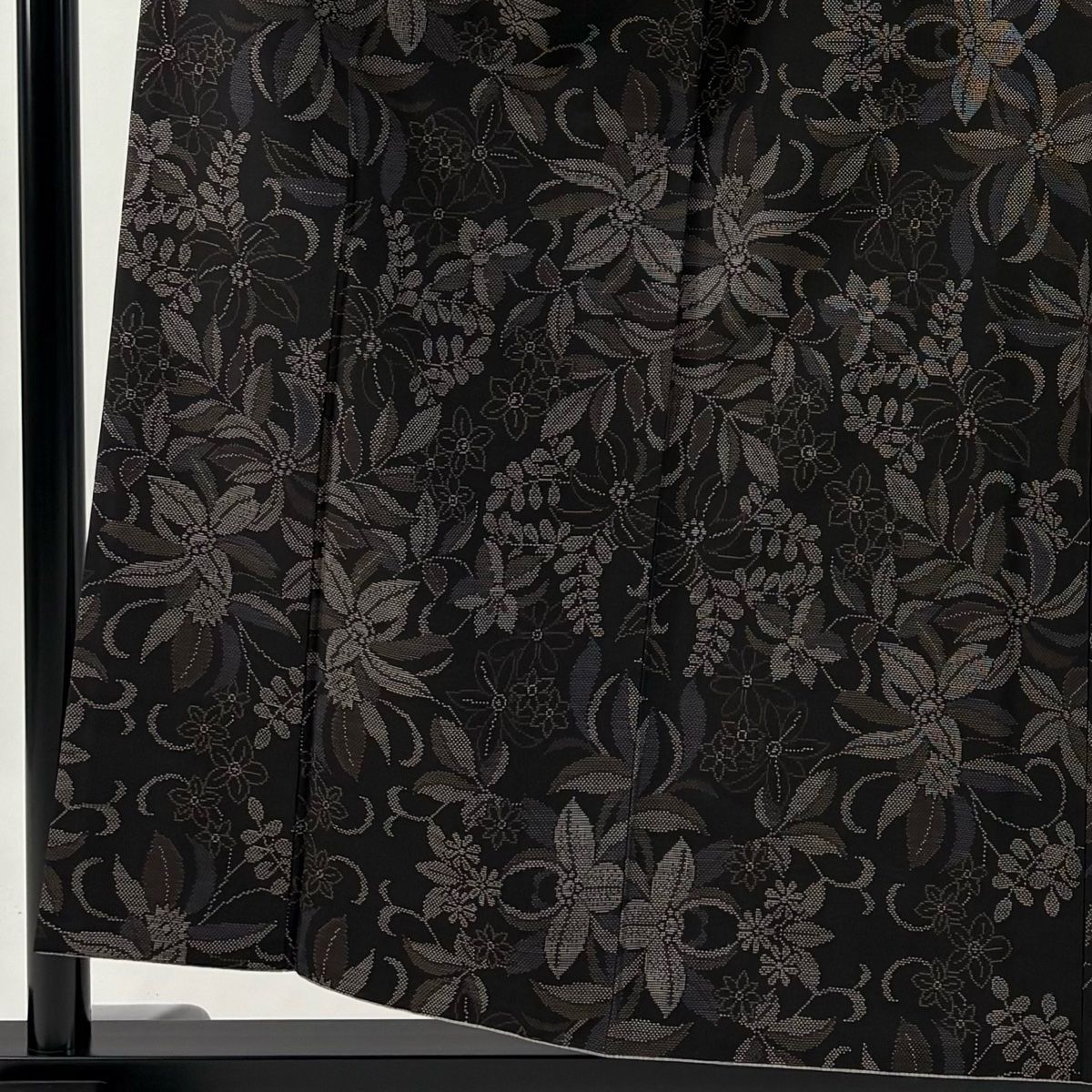 紬 身丈157cm 裄丈62.5cm S 袷 やまと 草花 焦茶色 正絹 秀品