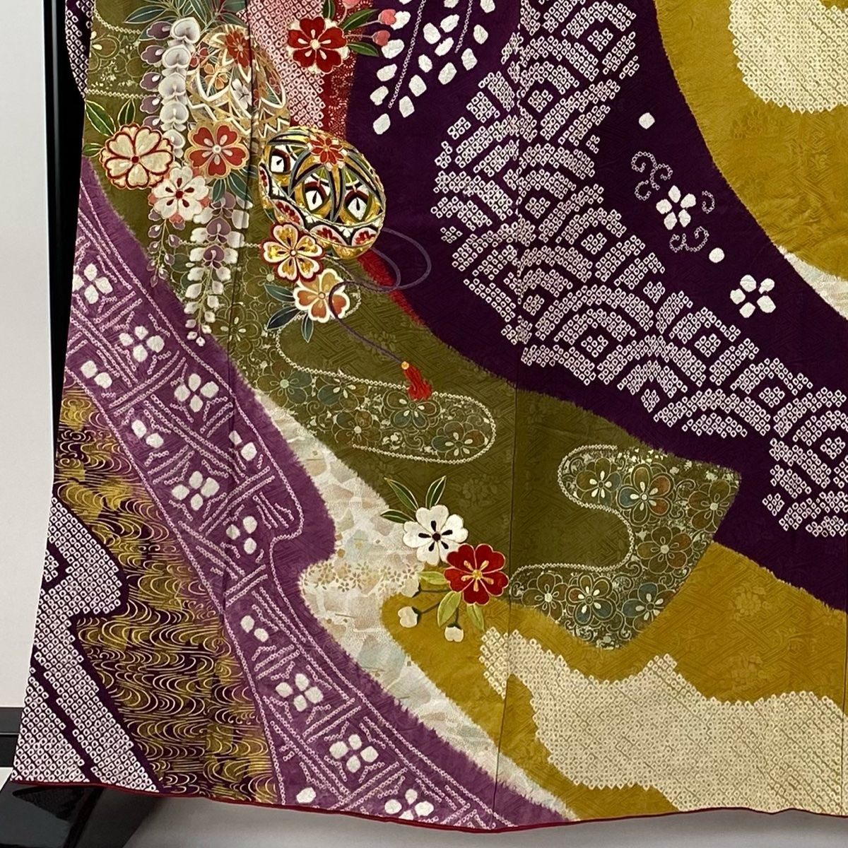 振袖 身丈162.5cm 裄丈66cm M 袷 手鞠 桜 刺繍 絞り 赤 正絹