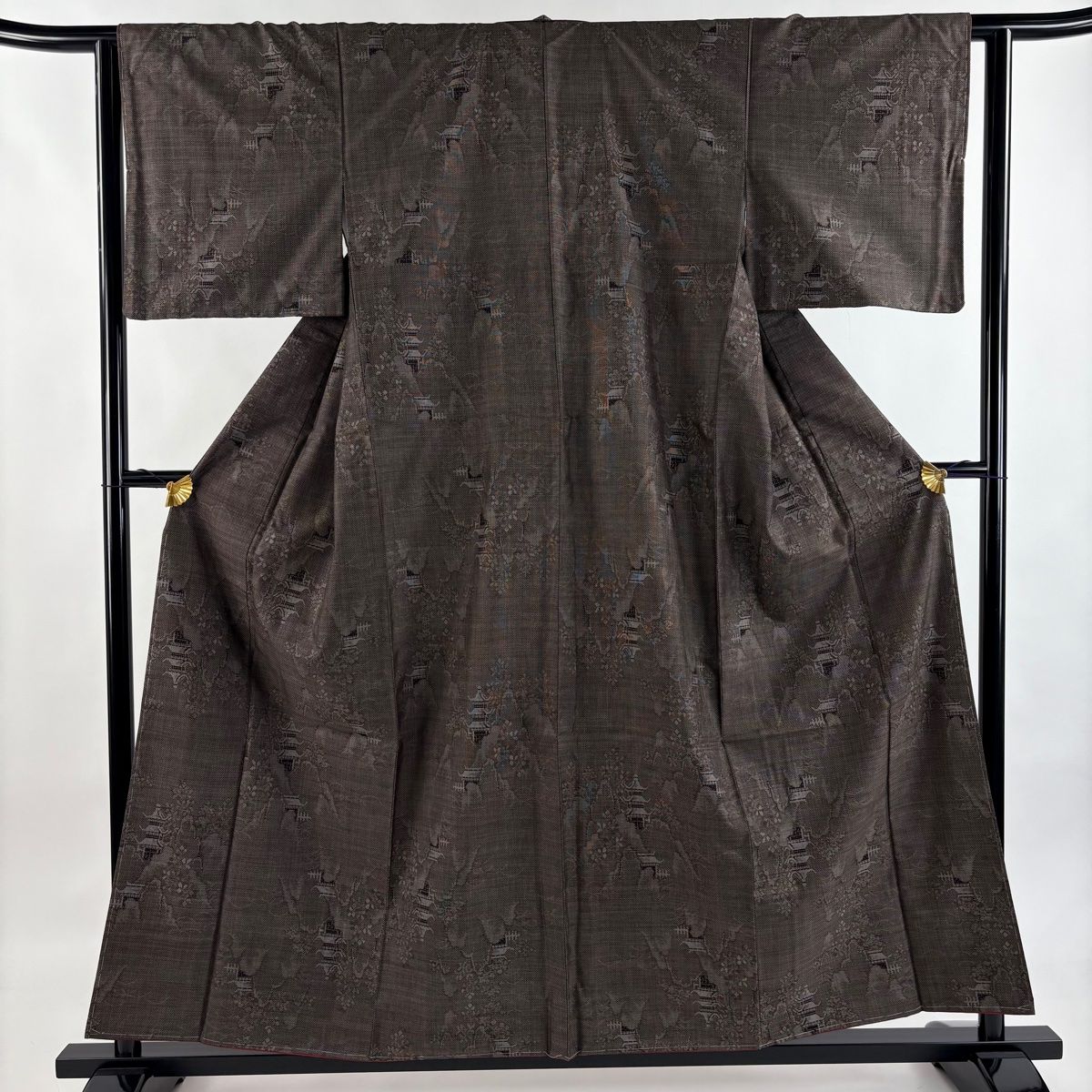 大島紬 身丈157.5cm 裄丈63cm S 袷 純泥染 証紙 建物 山並み 焦茶色 正絹 秀品