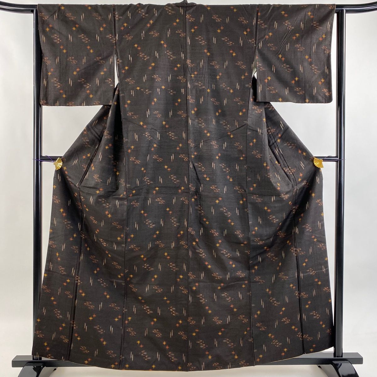 紬 身丈160.5cm 裄丈63.5cm S 袷 本場久米島紬 流水 幾何学模様 焦茶色 正絹