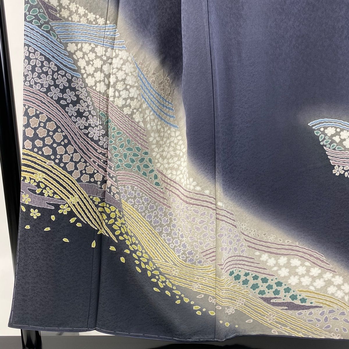 付下げ 身丈152.5cm 裄丈66cm M 袷 落款 桜 波 刺繍 絞り 青灰色 正絹