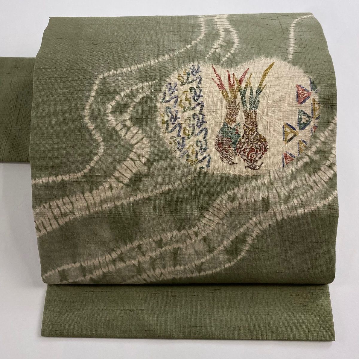 名古屋帯 秀品 紬地 植物 幾何学 絞り よもぎ色 正絹