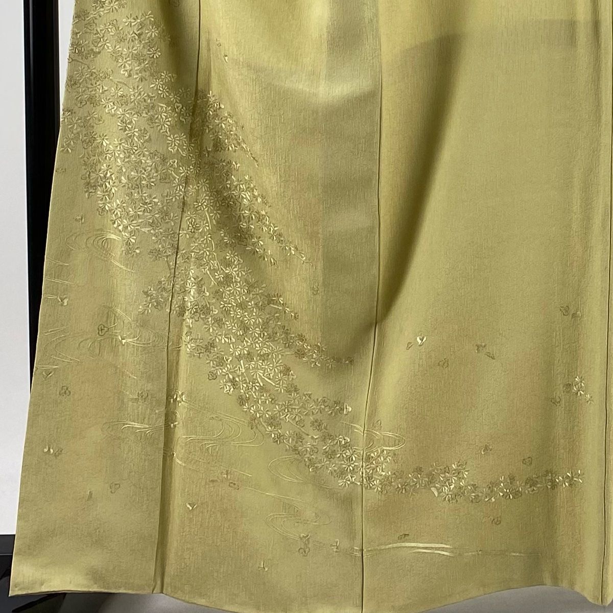 付下げ 身丈162cm 裄丈68.5cm L 袷 草花 流水 刺繍 金糸 薄黄 正絹 一つ紋