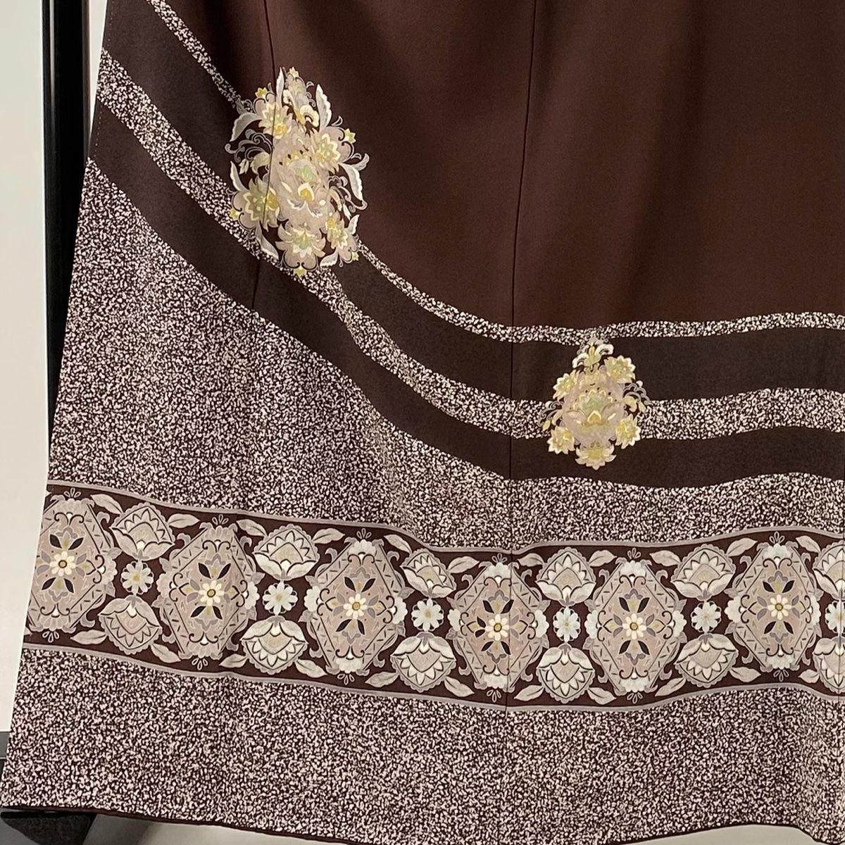 色留袖 身丈163cm 裄丈69cm L 袷 大島明 落款 草花 幾何学 金彩 焦茶色 正絹 一つ紋