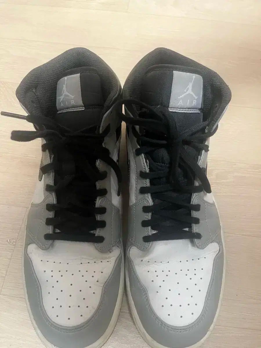 ナイキ エア ジョーダン 1 ミッド 白 グレー
