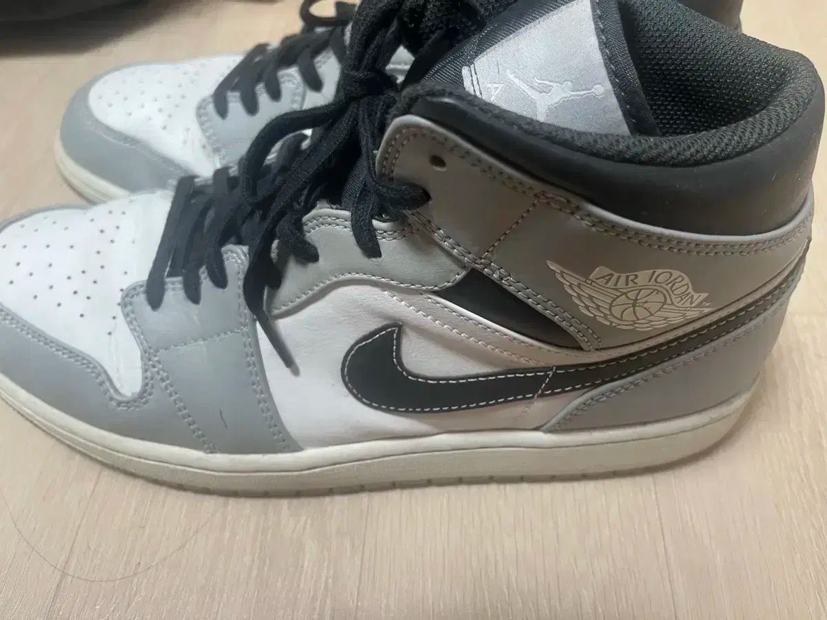 ナイキ エア ジョーダン 1 ミッド 白 グレー