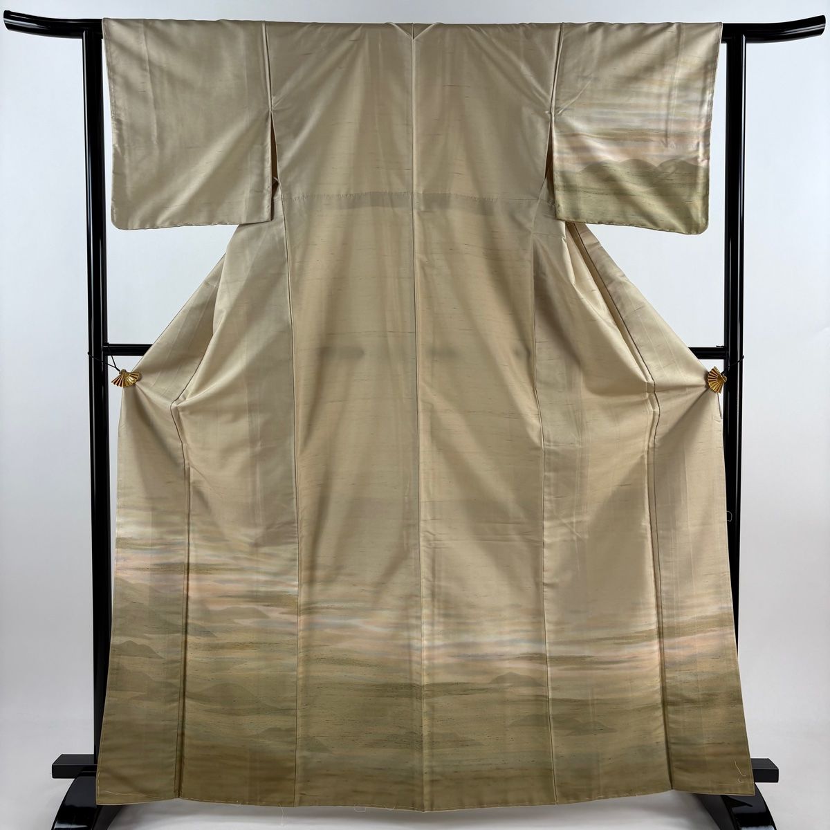 付下げ 身丈166.5cm 裄丈62cm S 袷 紬地 山並み 霞 ぼかし ベージュ 正絹 秀品