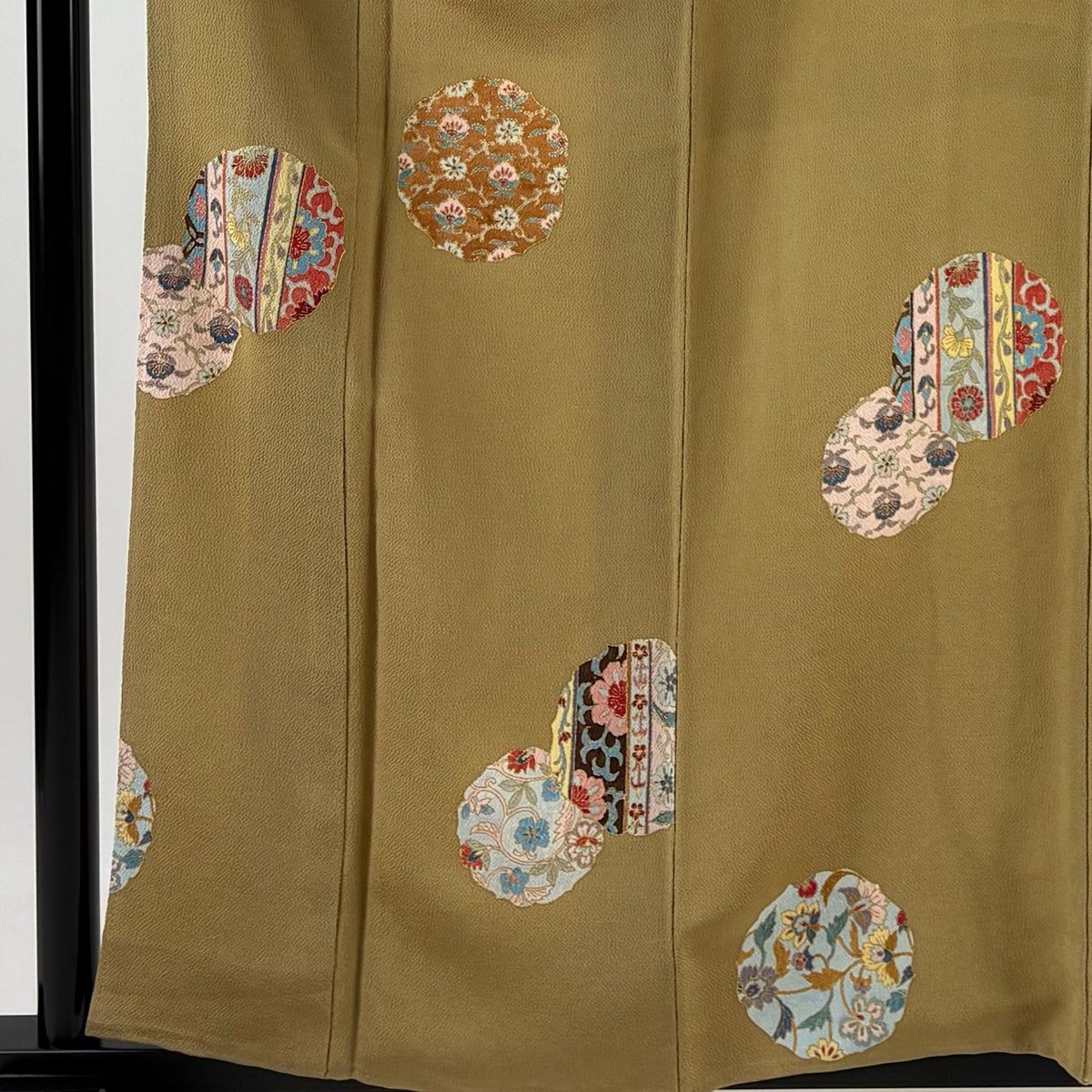 小紋 身丈159.5cm 裄丈63cm S 袷 花唐草 金彩 縮緬 薄茶色 正絹 秀品