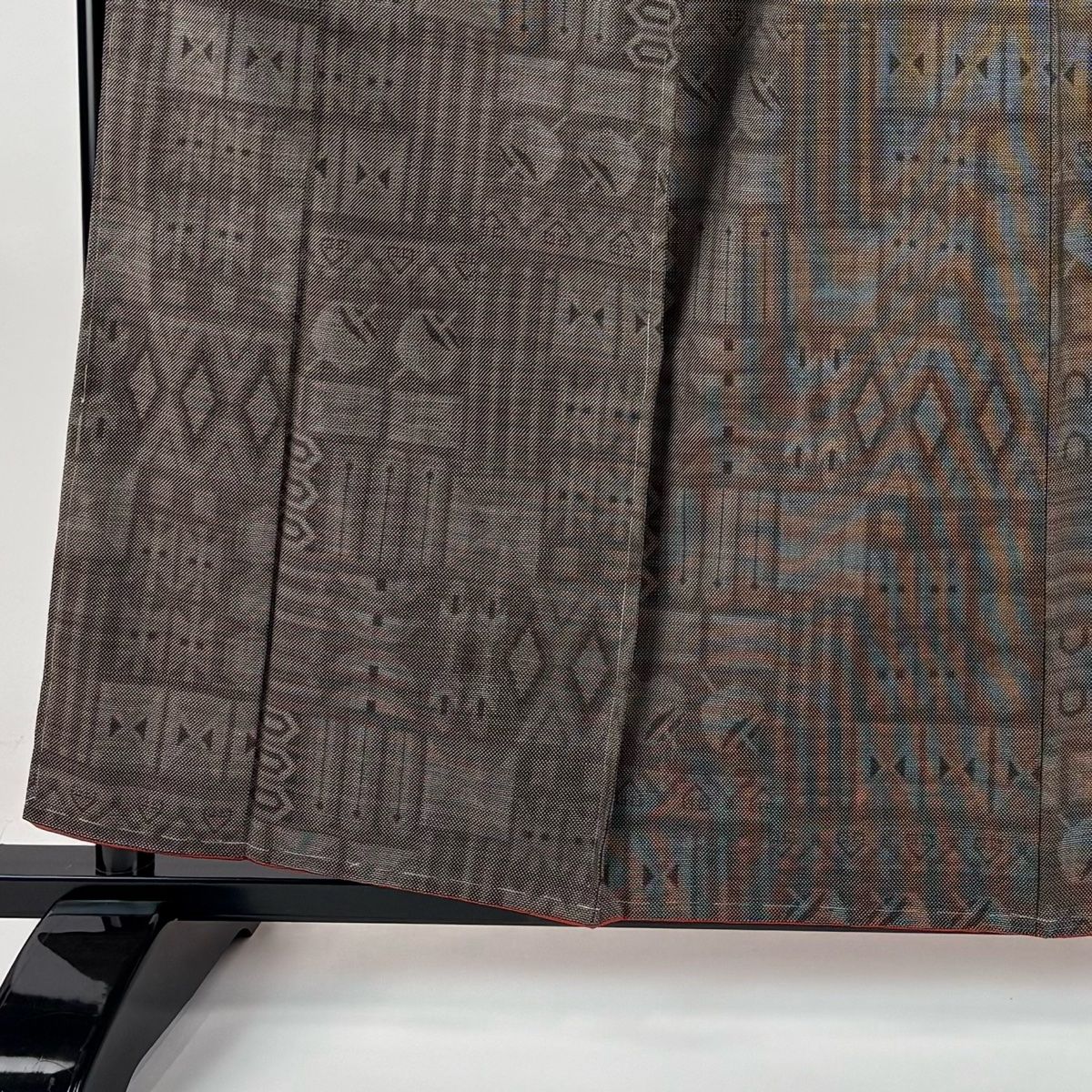 紬 身丈159.5cm 裄丈66cm M 袷 糸巻き 幾何学模様 焦茶色 正絹 秀品