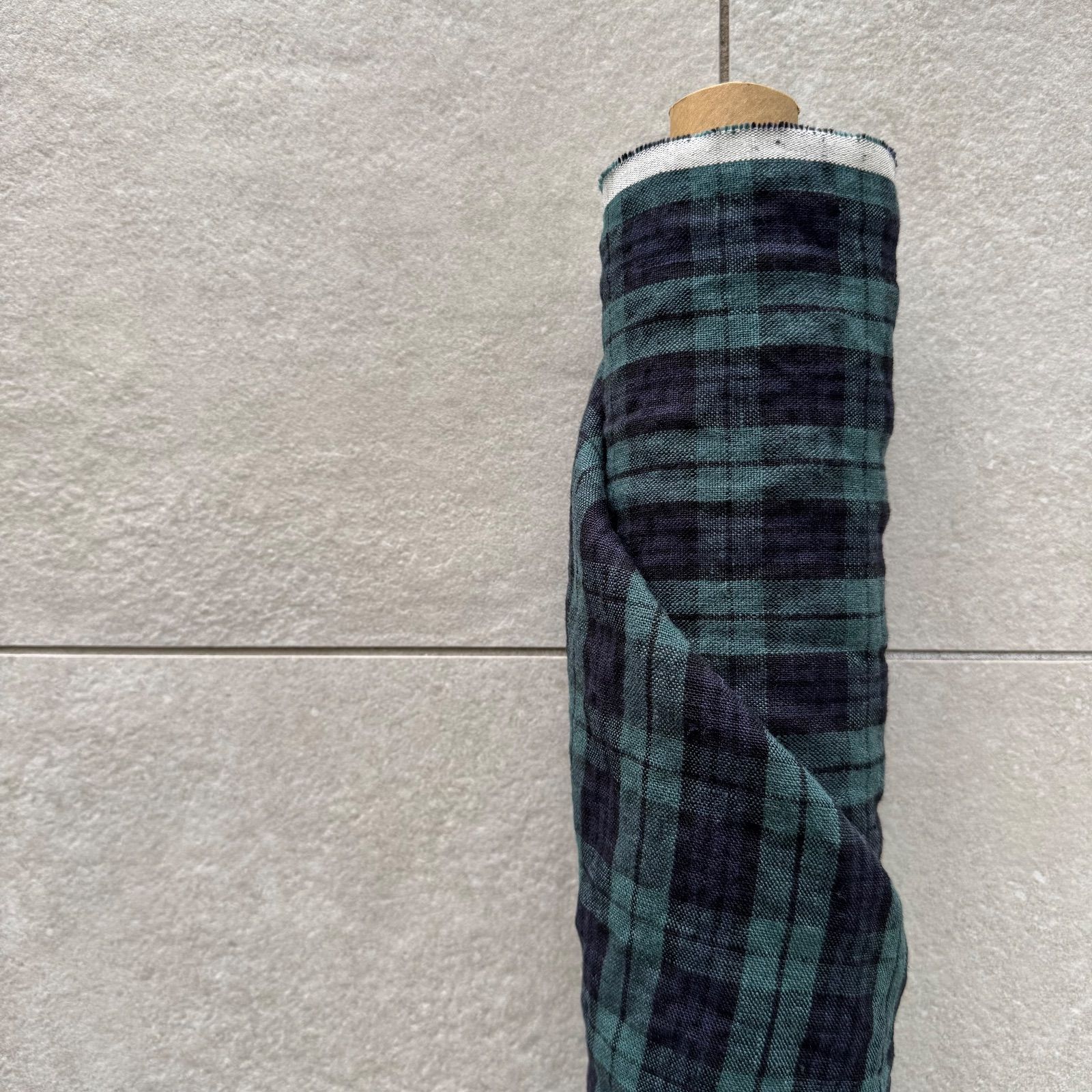 ２５番手リネン100％の麻生地チェックのリネン 湯洗いタンブラー仕上げ