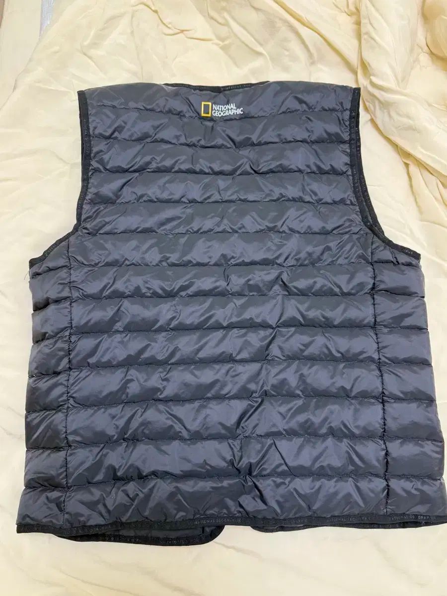 ナショナルジオグラフィック 軽量 ダウン ベスト