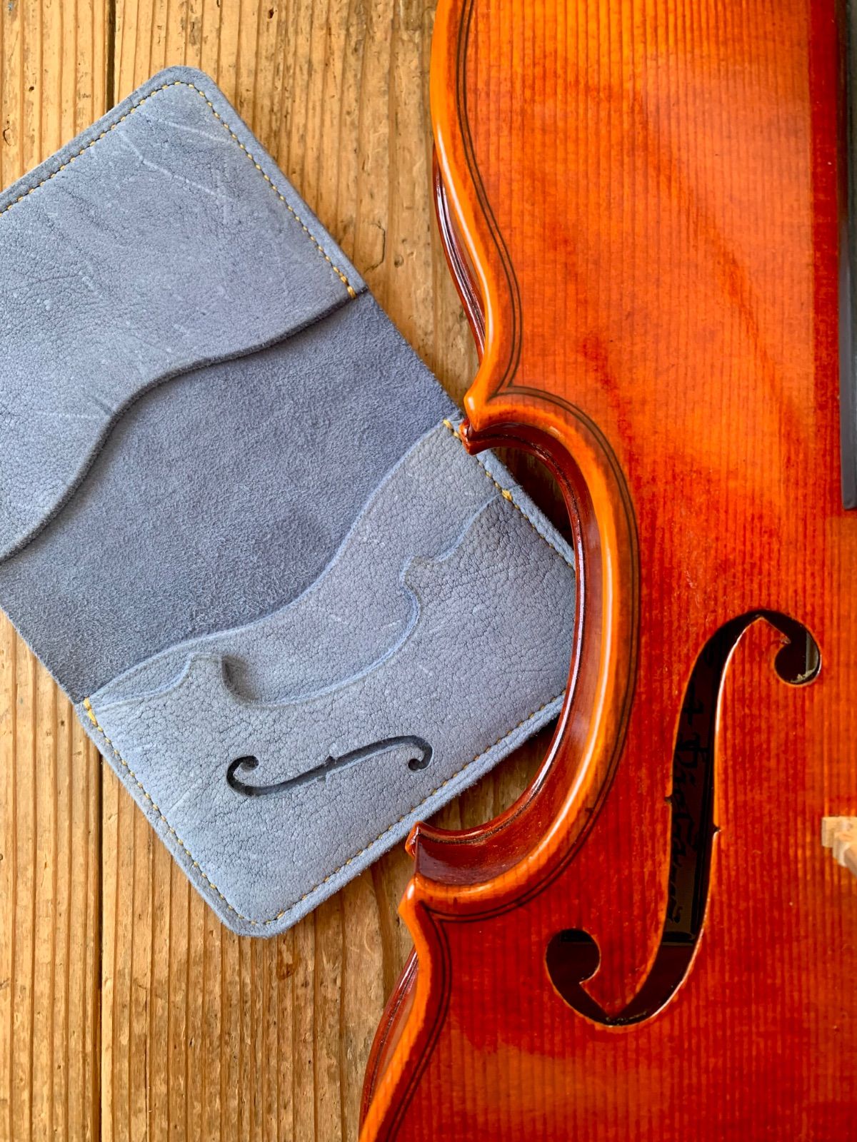 手縫いで創った革製の名刺入れ Abbraccio - il Cielo - Topolino 616