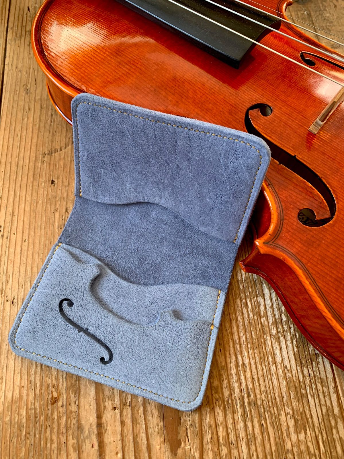 手縫いで創った革製の名刺入れ Abbraccio - il Cielo - Topolino 616