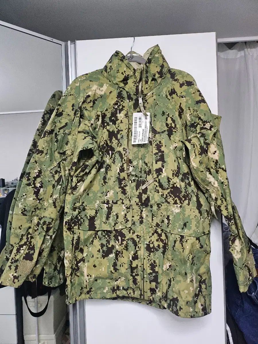 ミリタリー NWU AOR2 ゴアテックス ジャケット - スモール レギュラー 100