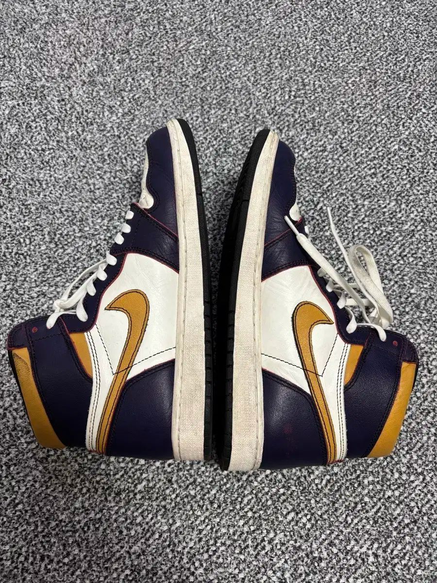 275 ジョーダン1 ハイ ラトゥシ