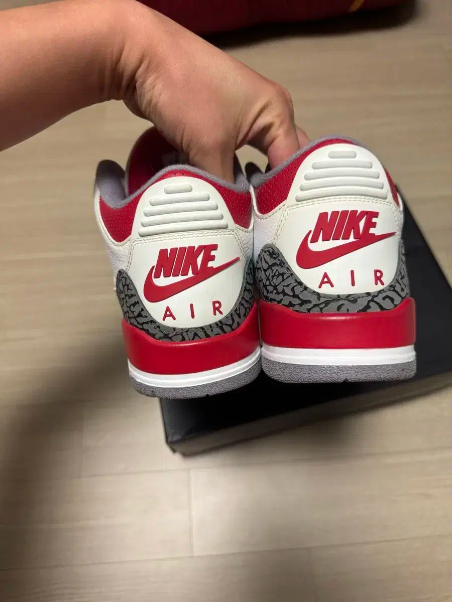 ジョーダン3ファイアレッド 270