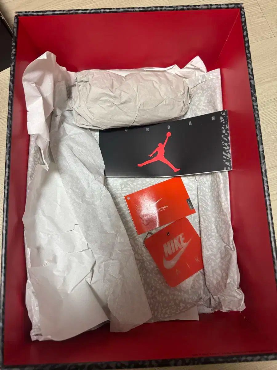 ジョーダン3ファイアレッド 270