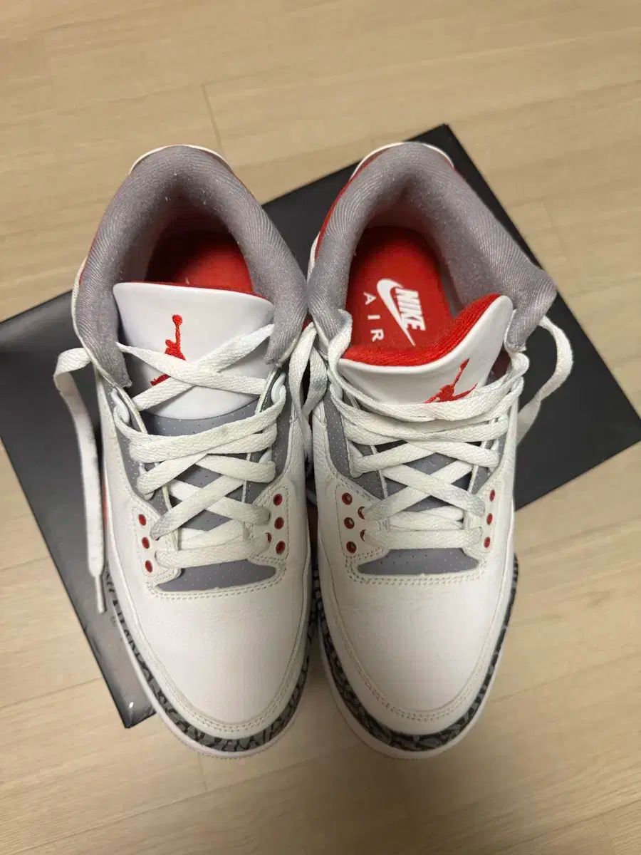 ジョーダン3ファイアレッド 270