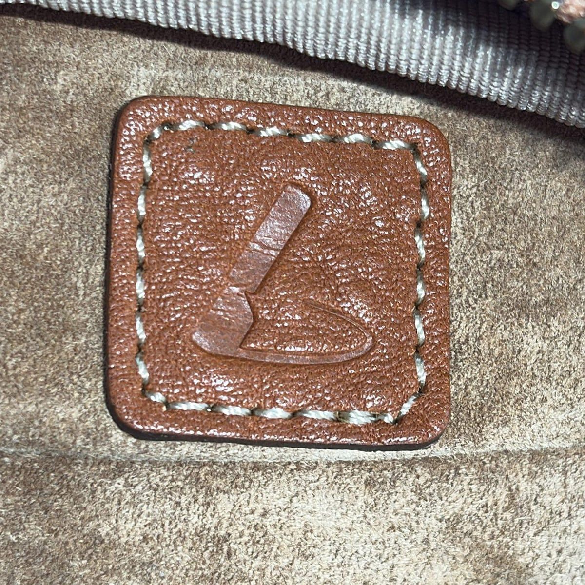 ダークブラウン